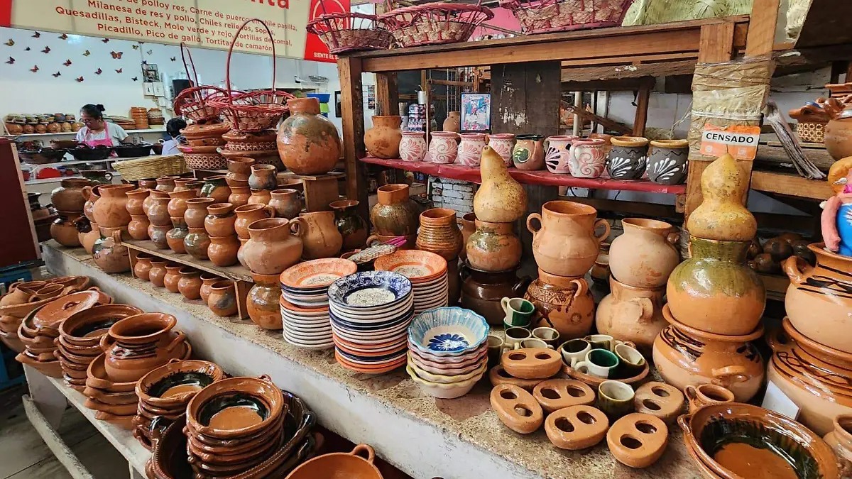 Vende productos de barro y cartón.