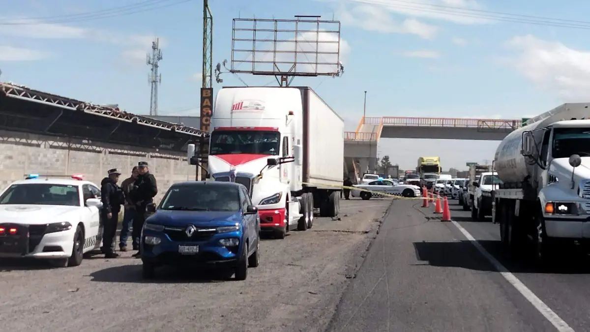 Las autoridades correspondientes acordonaron la zona mientras intentaban liberar el cuerpo del hombre del vehículo 