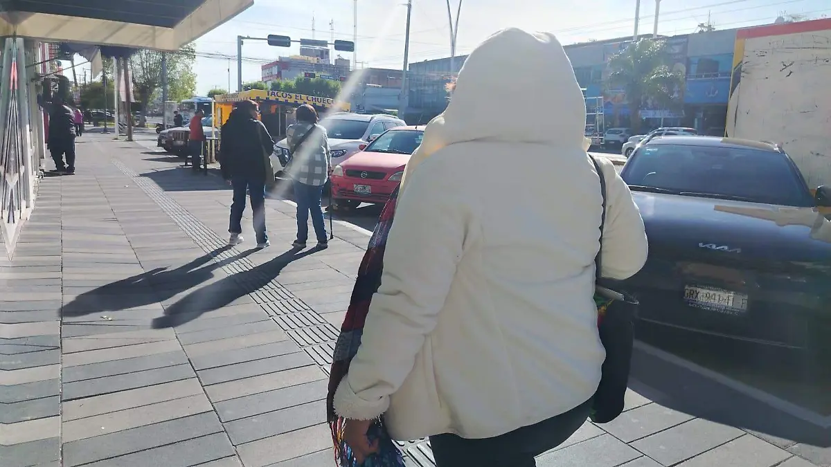 Se recomienda abrigarse al salir de casa y consumir alimentos con vitamina C para evitar enfermedades