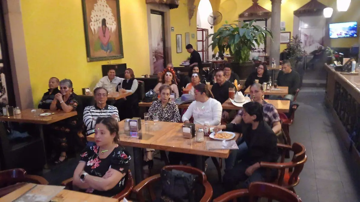 Gratos momentos vivieron los asistentes a la bohemia mensual.