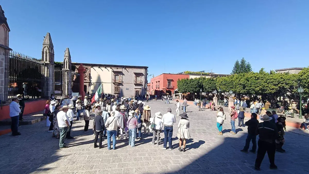 Pancartas y carteles inspirados en la iconografía de One Piece durante la protesta en el centro de San Miguel de Allende.