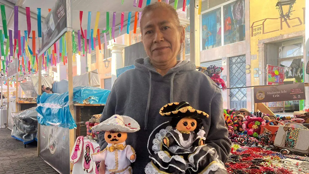 Cristina Rodriguez, continua la tradicion familiar en la creacion de muñecas Lele