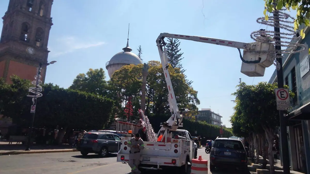 Delimitando el área con conos y utilizando la grúa para colocar cada uno de estos adornos