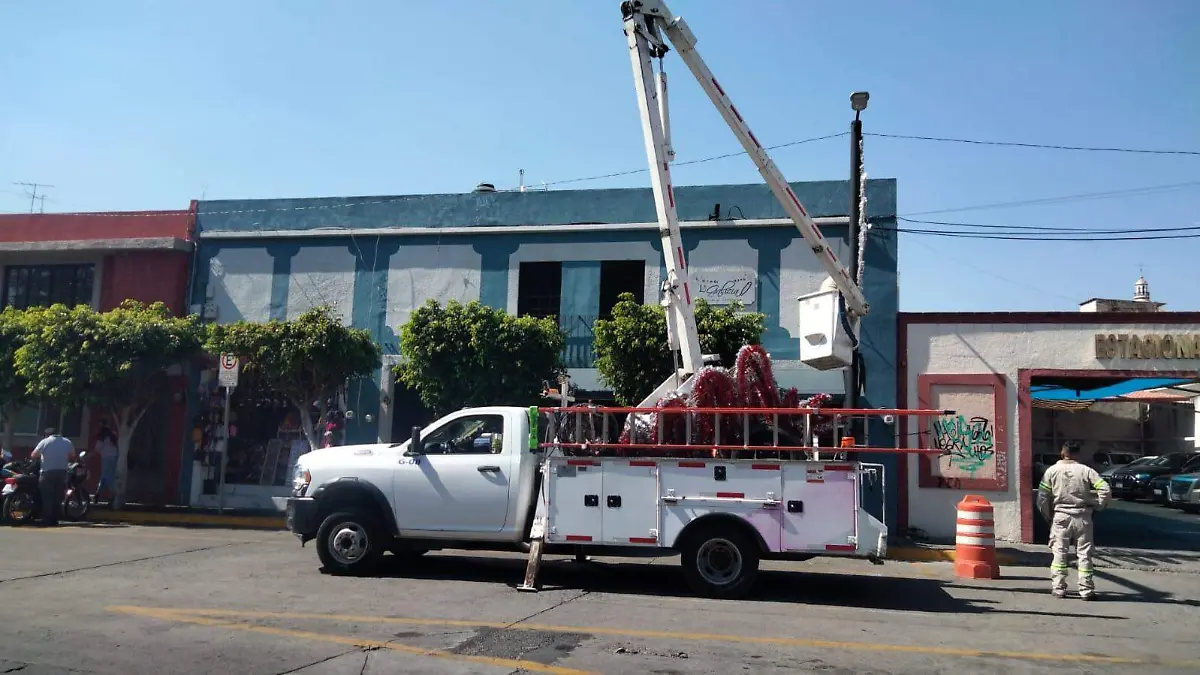 Iniciando las decoraciones sobre la calle Calzada Independencia