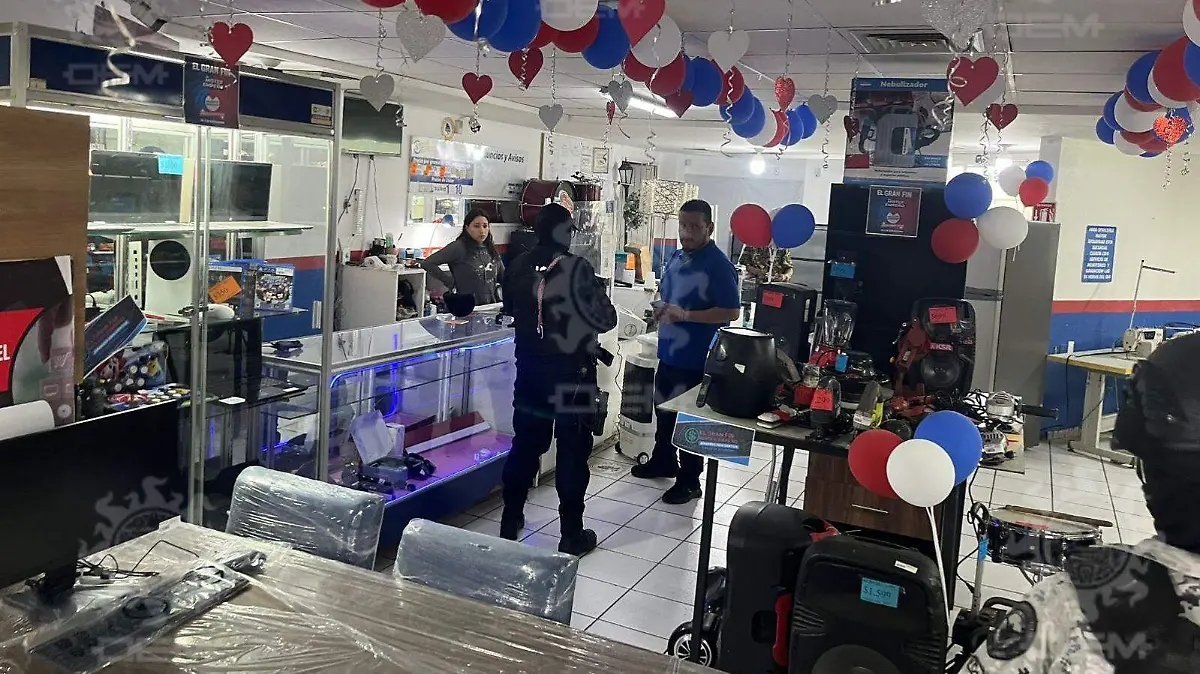 Según el personal, esperaron a que el local quedara sin clientes para sacar las armas y amenazarlos.