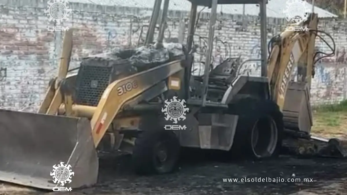 El vigilante del lugar fue alertado por una vecina y cuando llegó a las maquinas estas se encontraban en llamas 