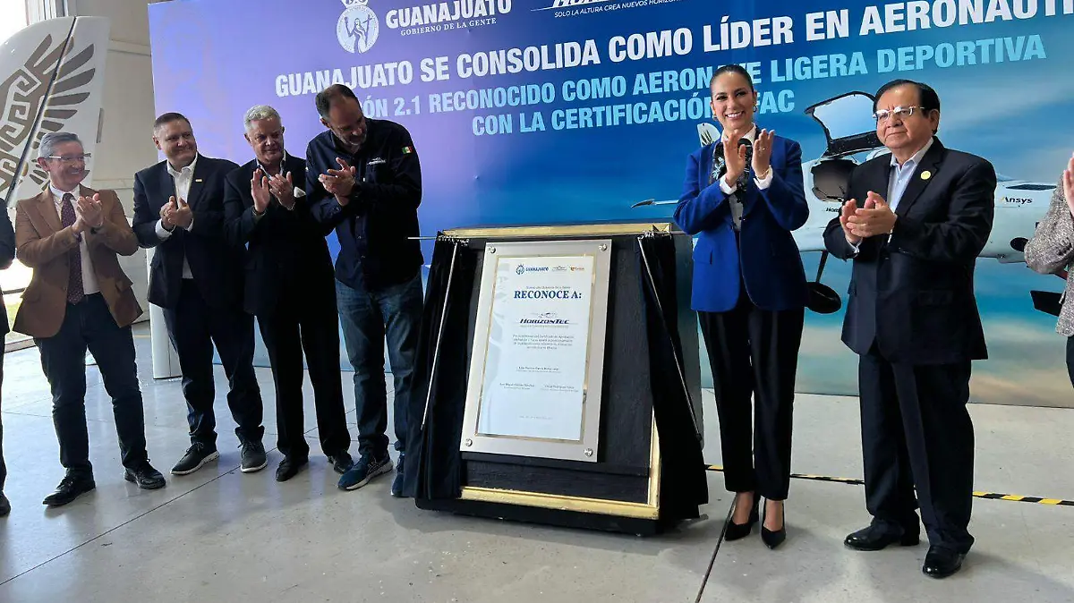Develación de la placa conmemorativa en la Certificacion del Halcón 2.1