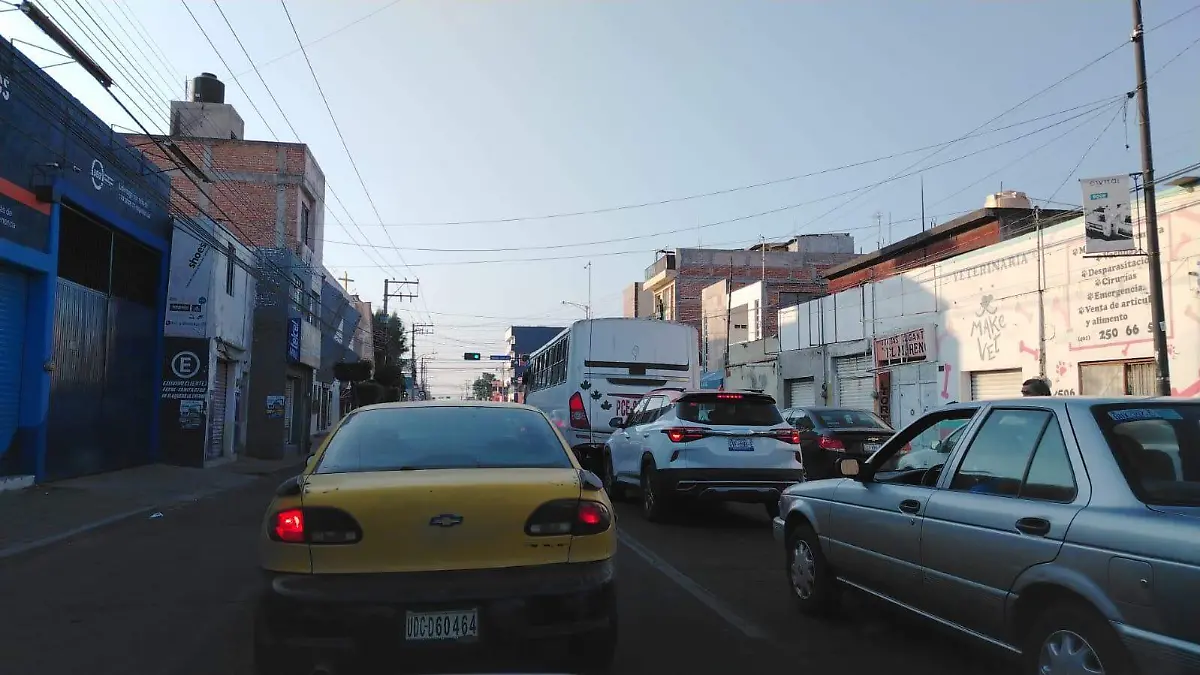 Automovilistas en Celaya tuvieron que hacer largas filas en las avenidas principales mientras policías de Tránsito mantenían cerradas las calles