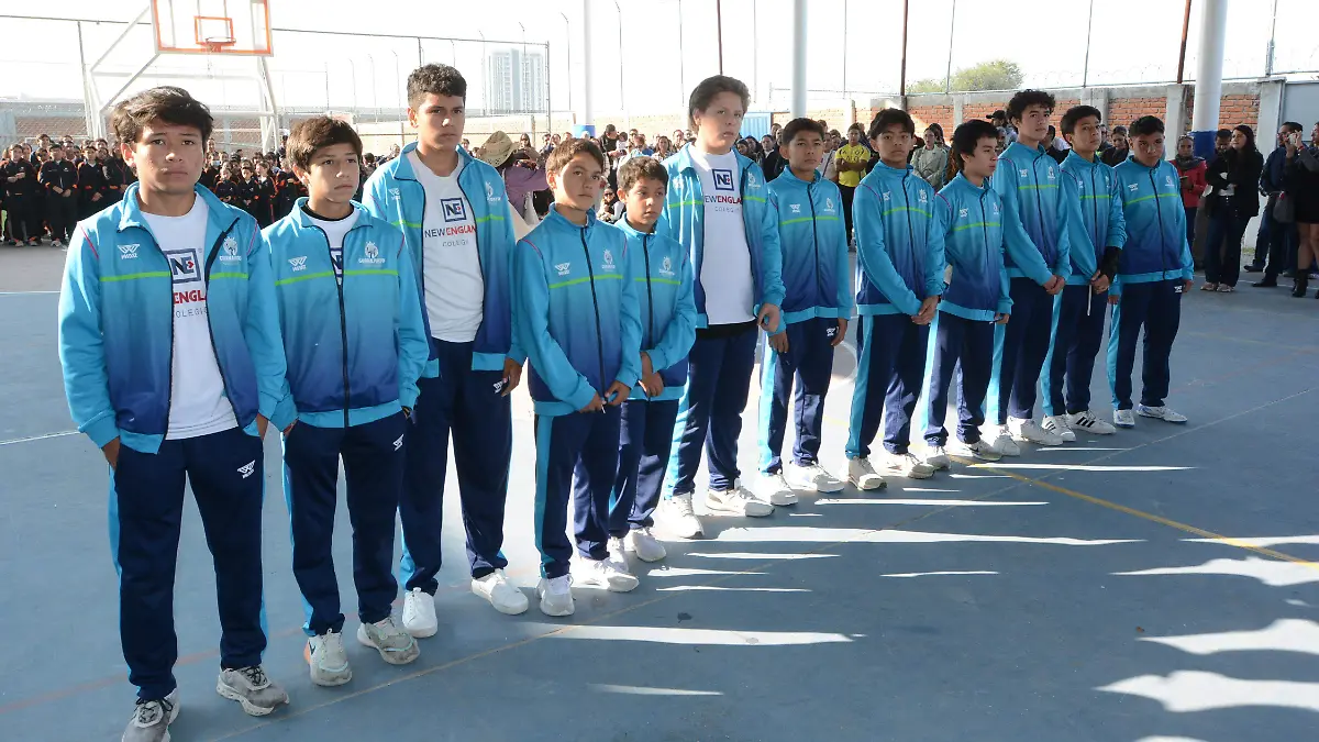 Los campeones pararon al centro de la explanada para ser reconocidos.