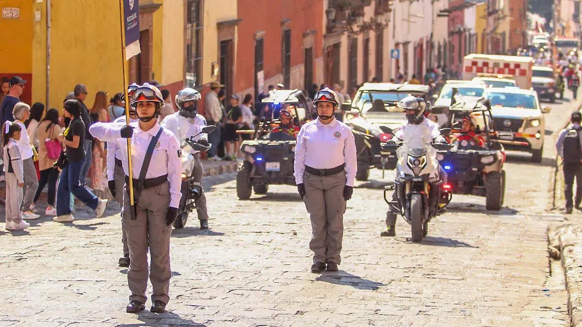 Protección civil también presente en el desfile