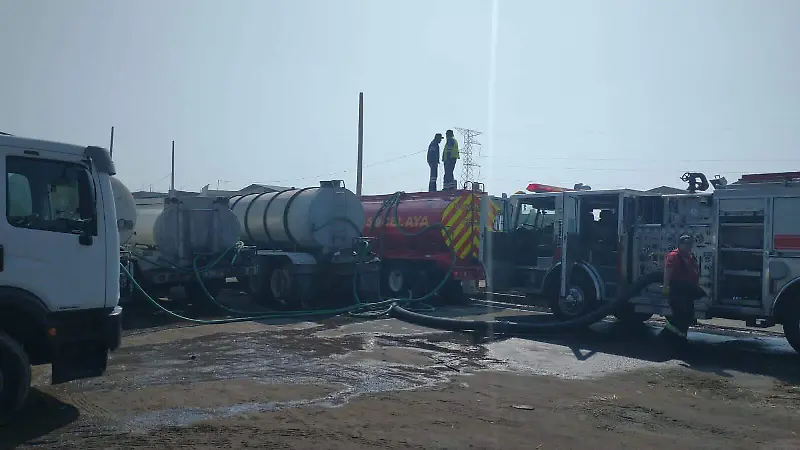 Varias unidades de bomberos llegaron al sitio para poyar en apagar el incendio 