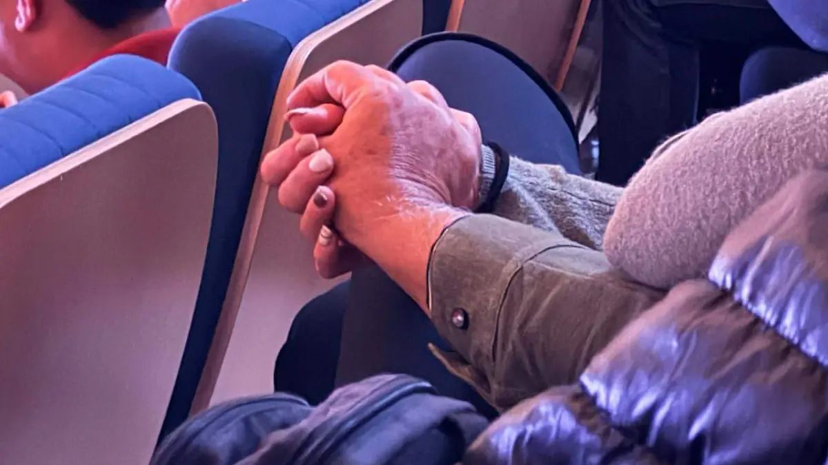 Las parejas reían mientras se tomaban de la mano