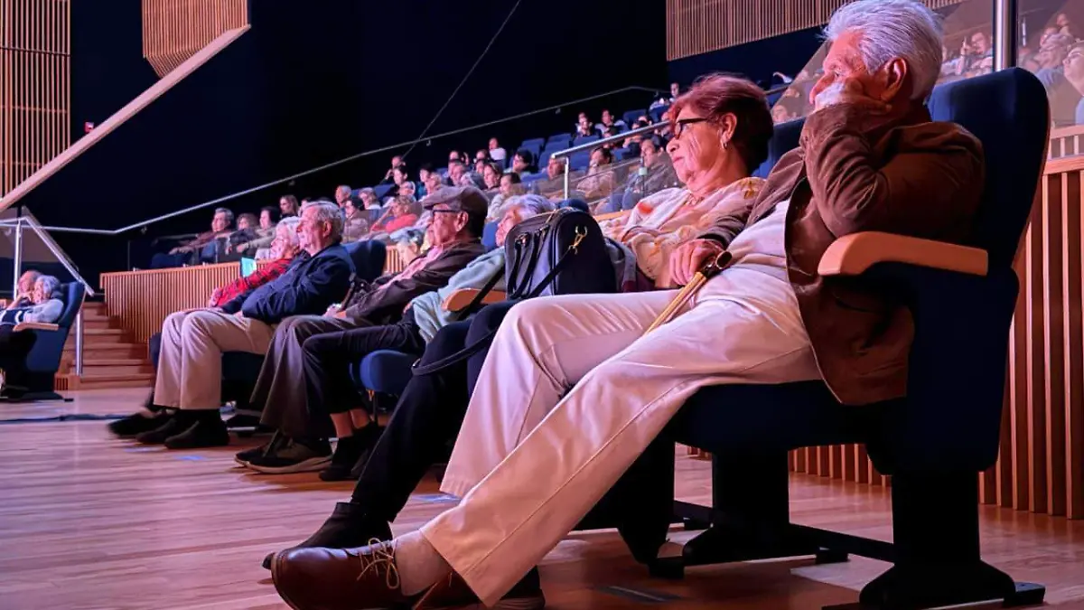 El teatro mostro un aforo lleno.