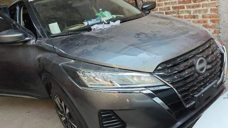 Una camioneta Nissan gris oscura fue asegurada