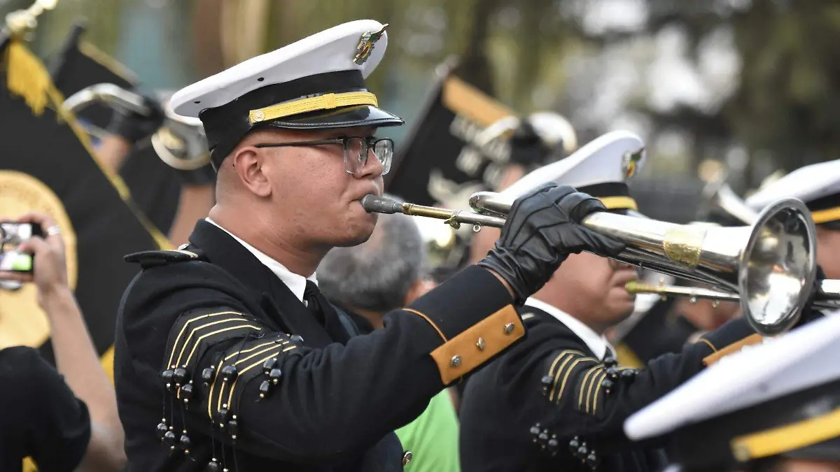 Trompetas y tambores retumbaron. 