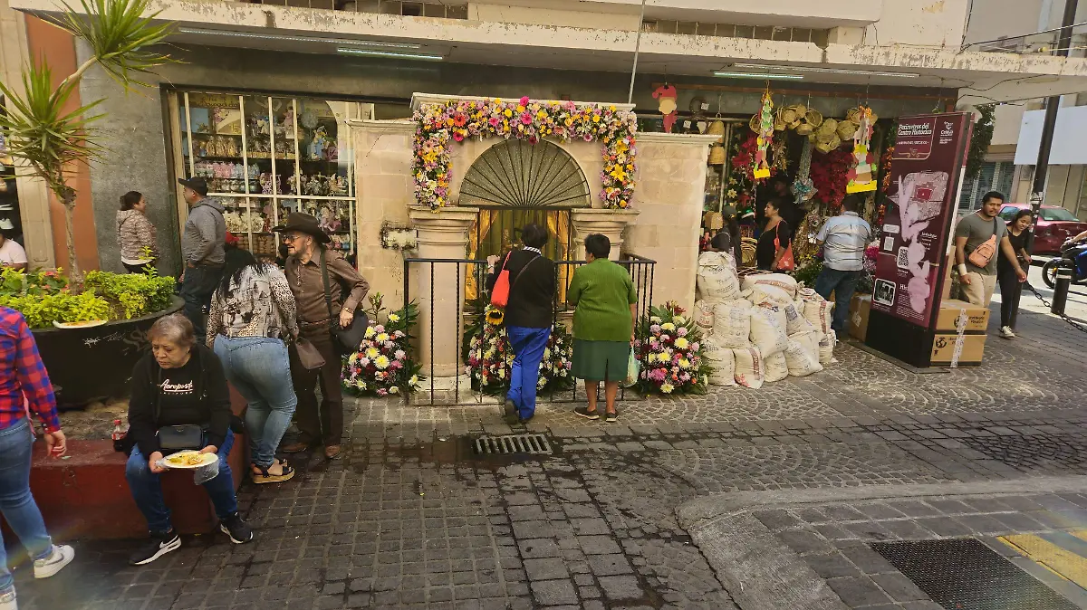 Fieles-agradecen-a-Santa-Cecilia