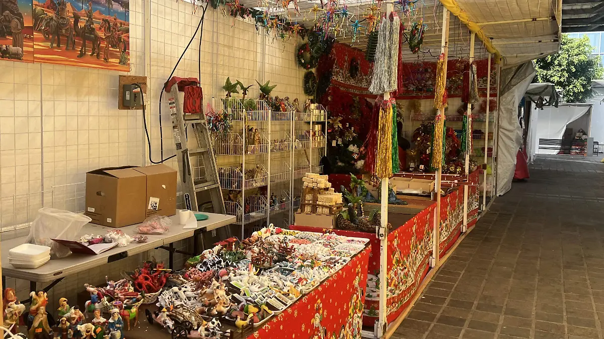 Colocando cada uno de sus productos en su stand 