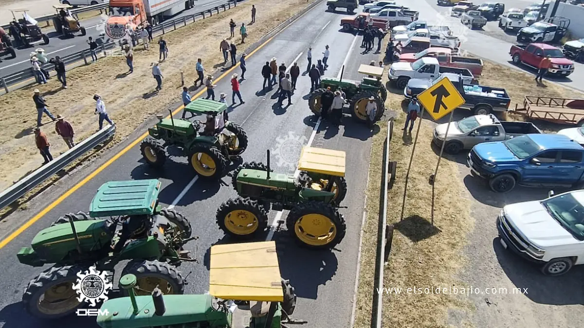 Los conductores atrapados en el bloqueo tuvieron que buscar rutas alternas para poder salir de la carretera