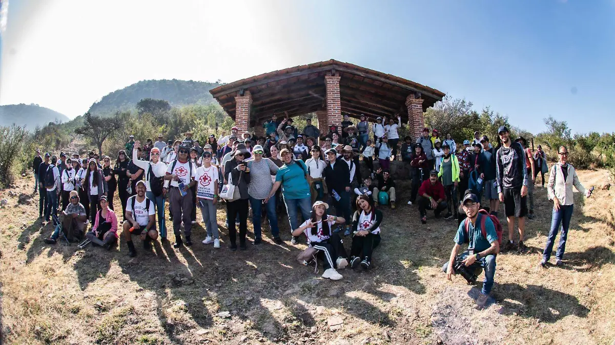 Senderistas avanzan entre roca y matorral rumbo a las pinturas rupestres de Juan Xidó Cabras.