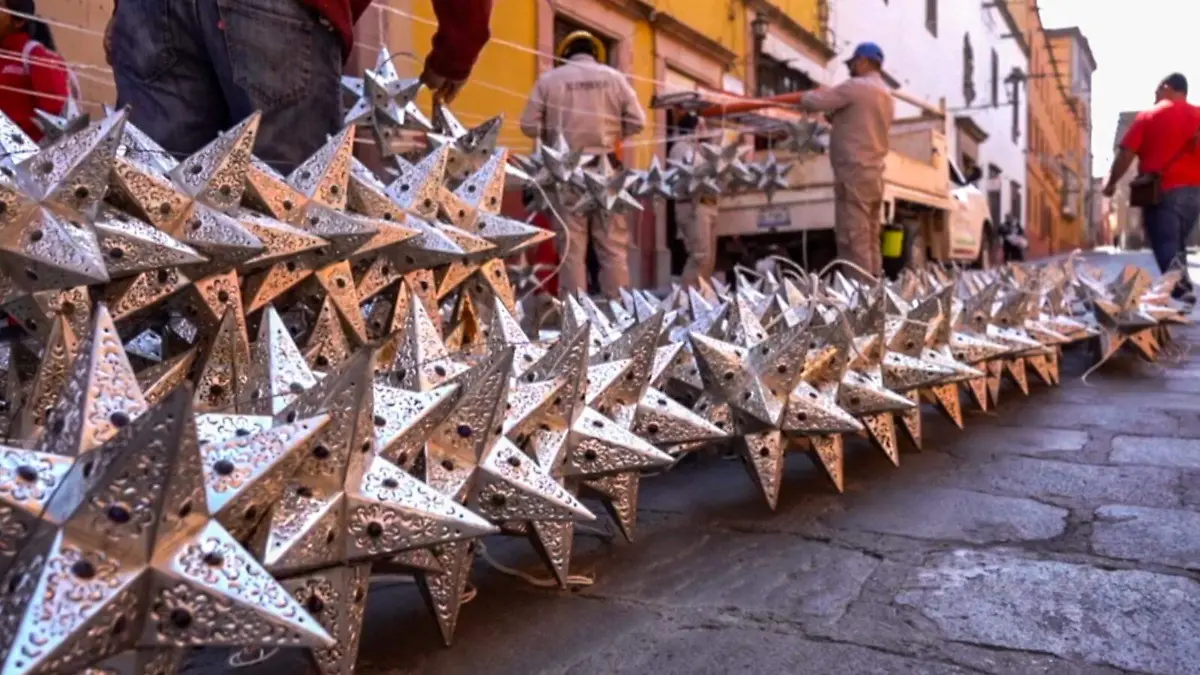Artesanos locales trabajaron durante semanas para producir las miles de piezas instaladas esta temporada