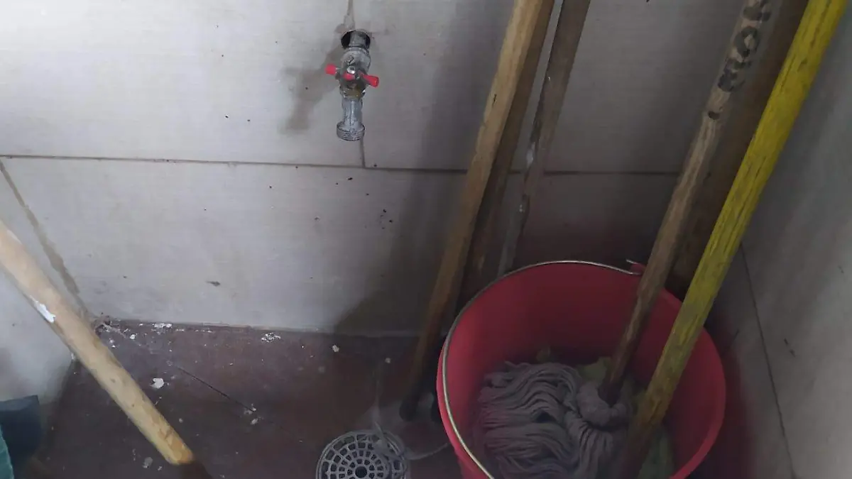 Sigue afectación en algunas colonias por el servicio del agua potable.