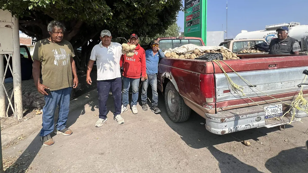 Agricultores venden su producto en San Juan de la Vega, Celaya1