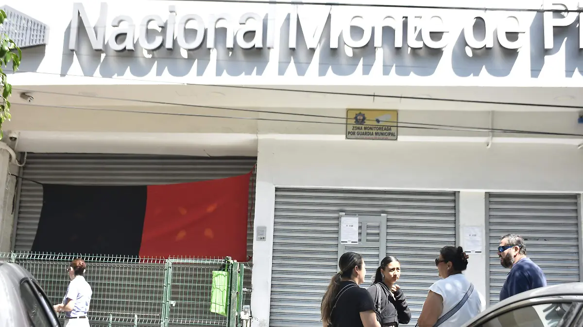 La renuncia del director general del Monte de Piedad complica la situación para más de 5 millones de usuarios en vísperas de diciembre.