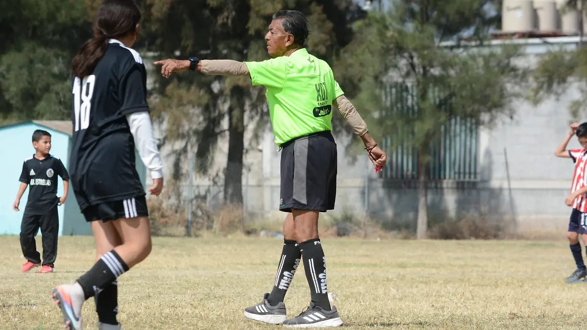 Comentó que llegó a pitar cuatro encuentros en primera división.