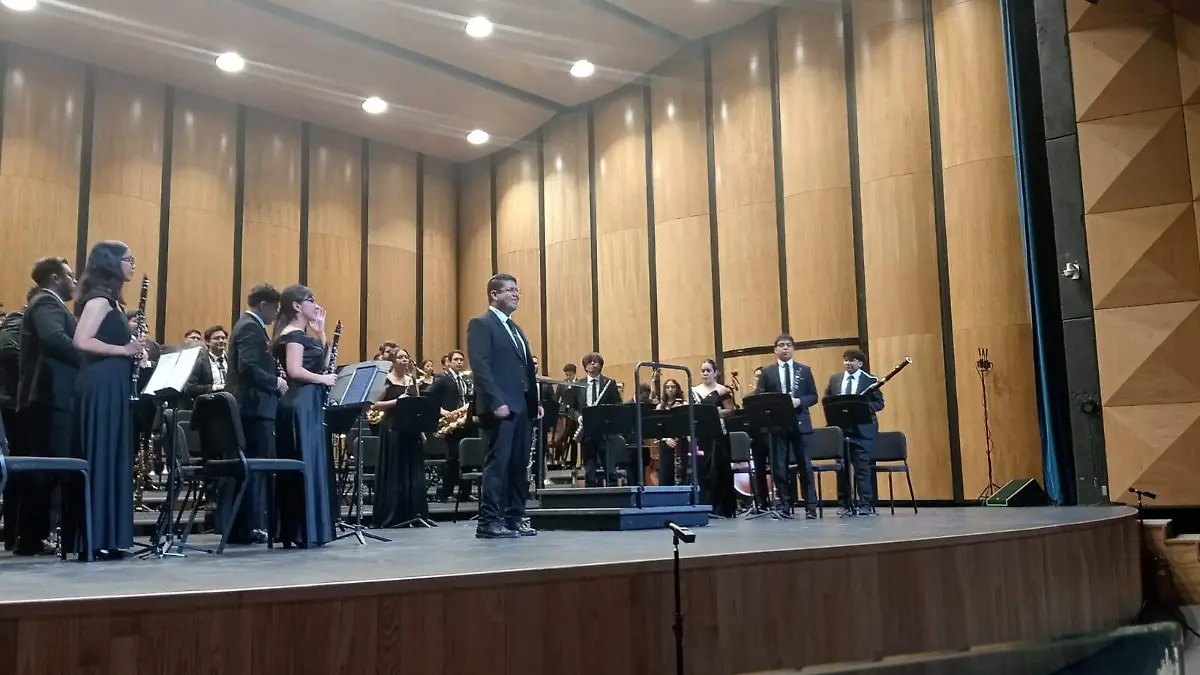  Los músicos fueron aplaudidos por los asistentes al culminar cada melodía.