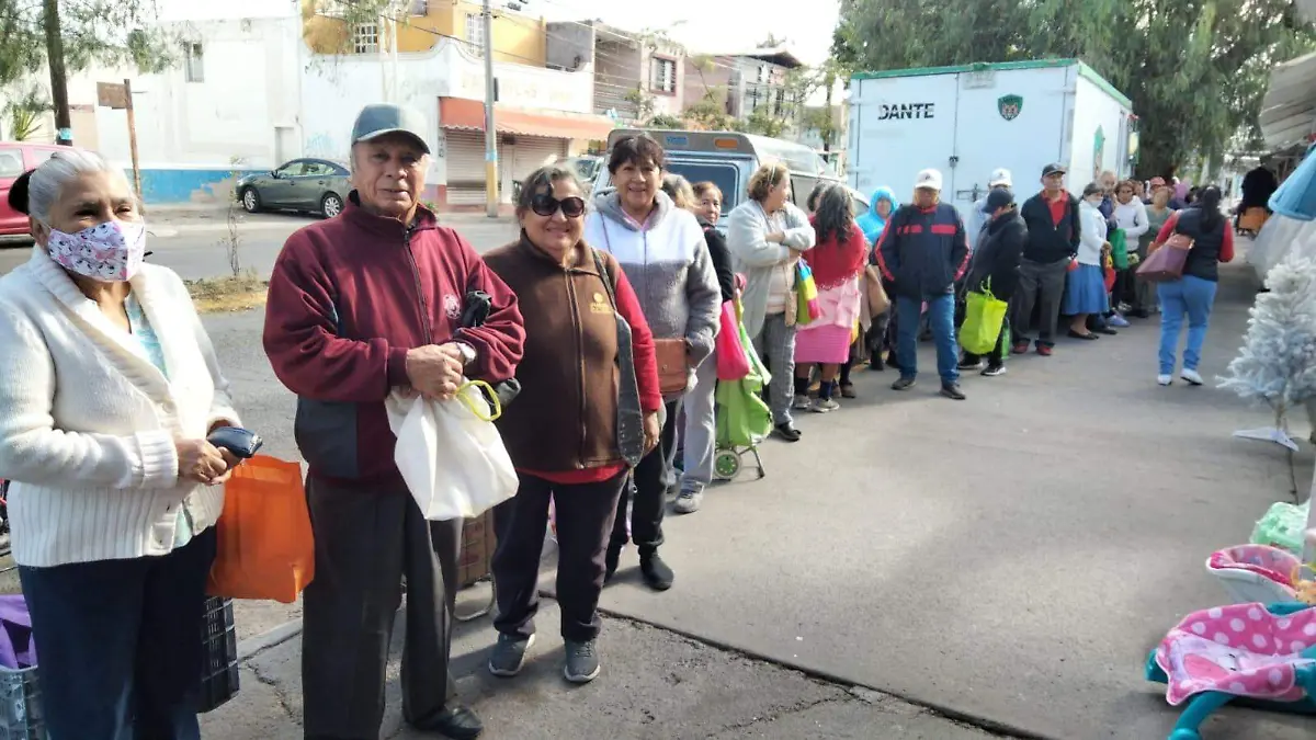 Desde muy temprano la gente llegó para formarse. 