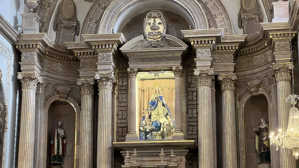 La imagen de la virgen se bajará el próximo sábado 6 de diciembre previo a la fiesta el 8 de  diciembre 