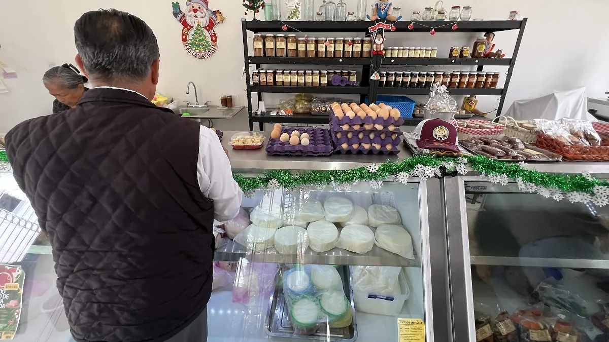 Diferentes clientes se acercan a este expendio por su calidad y buen precio