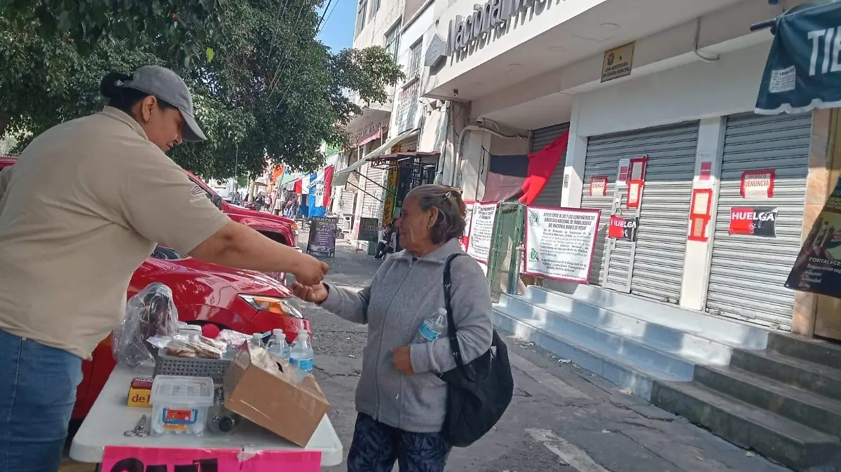En plena jornada de huelga, empleados de las oficinas ubicadas en López Mateos 