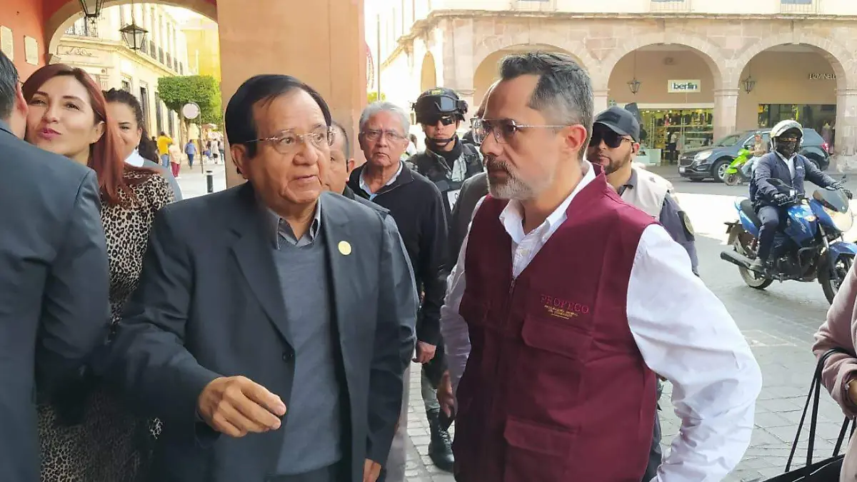El presidente municipal de Celaya, Juan Miguel Ramírez Sánchez y el procurador Federal del Consumidor (Profeco), César Iván Escalante Ruiz.