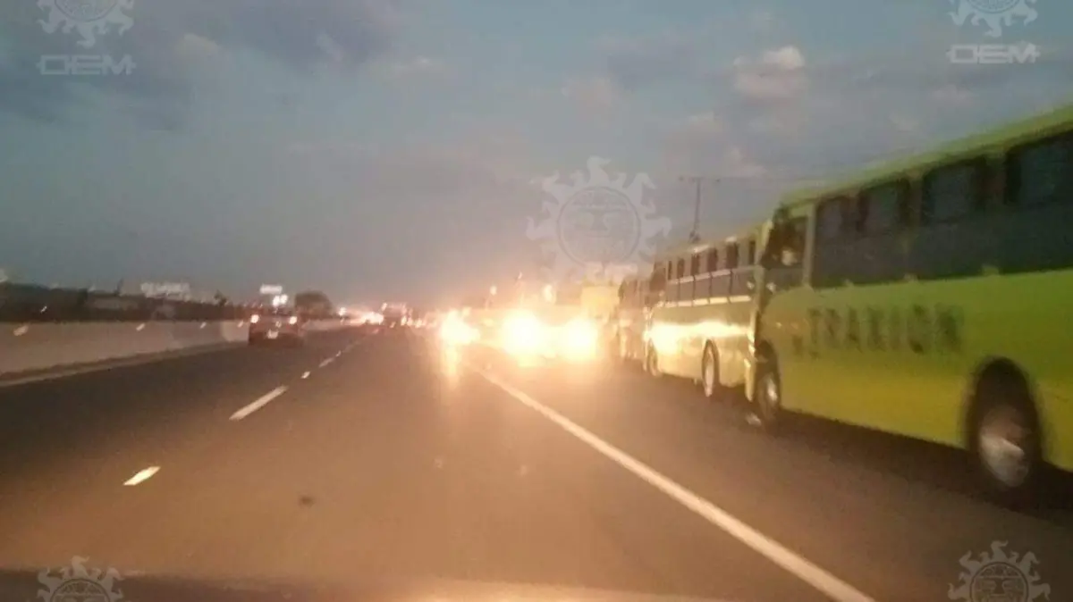 Transporte de personal detenido a un costado de la carretera. 