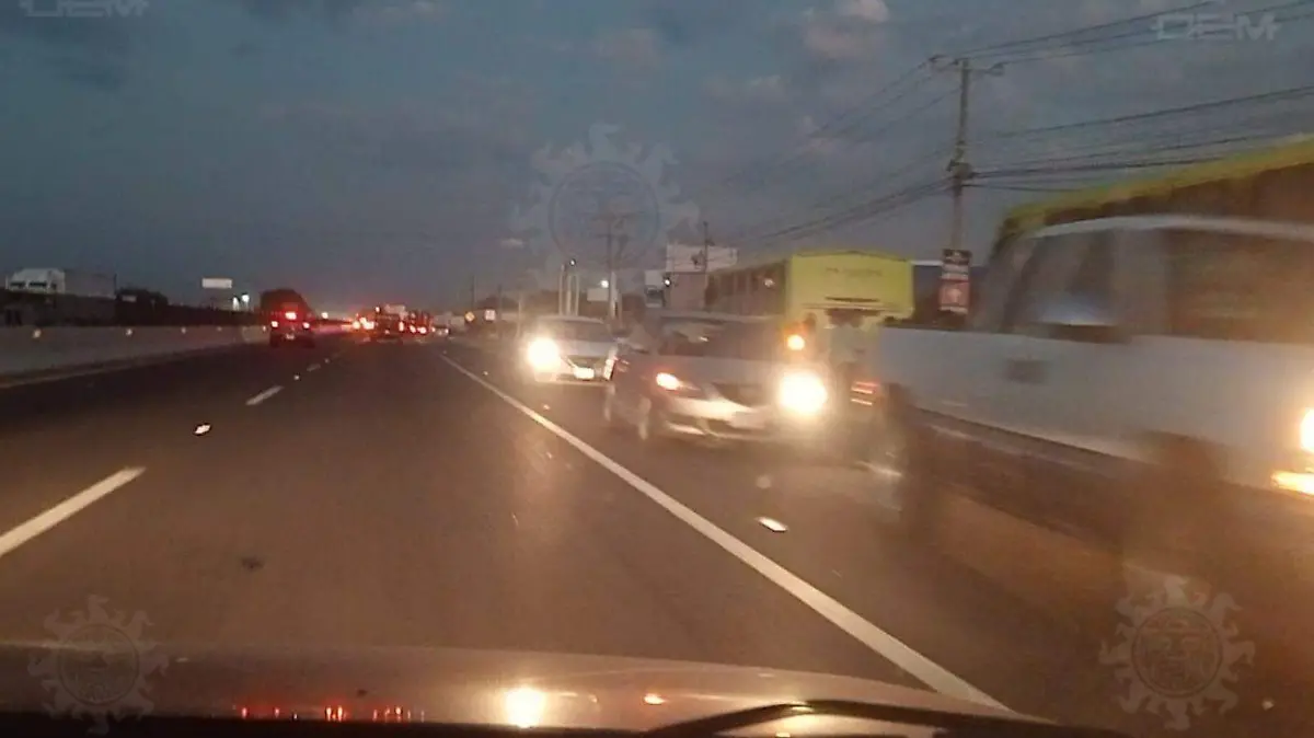 Los automovilistas circularon en sentido contrario para no quedar varados. 