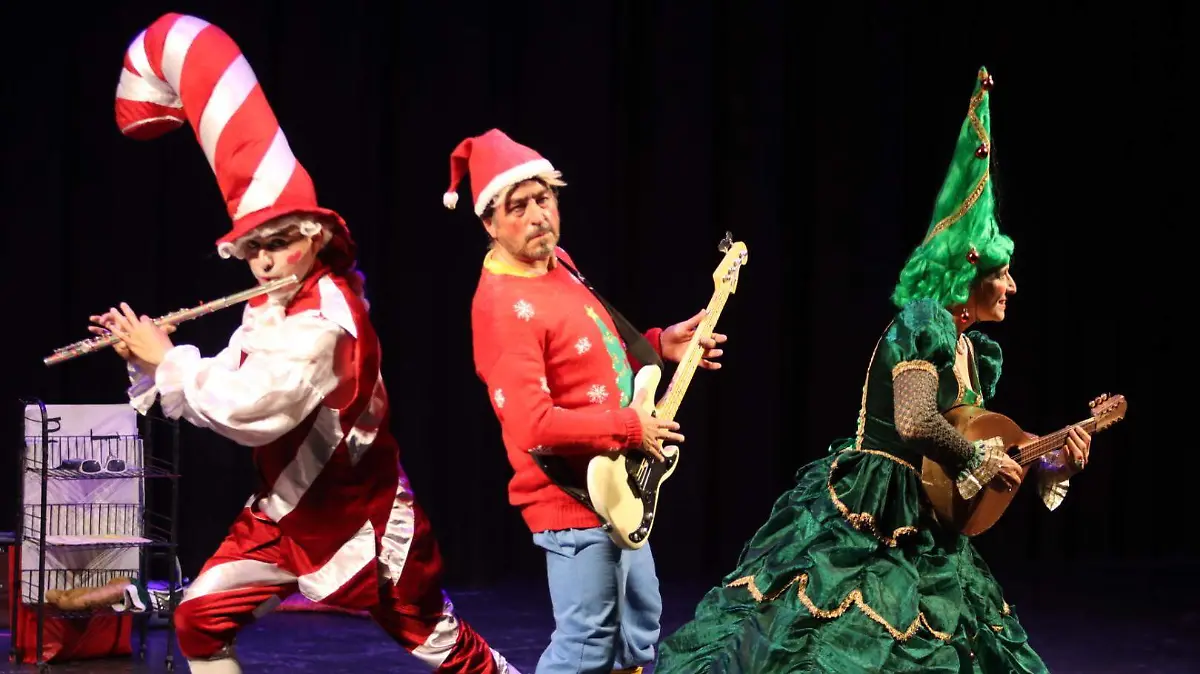 El público disfrutó de villancicos reinventados con el característico humor del grupo.