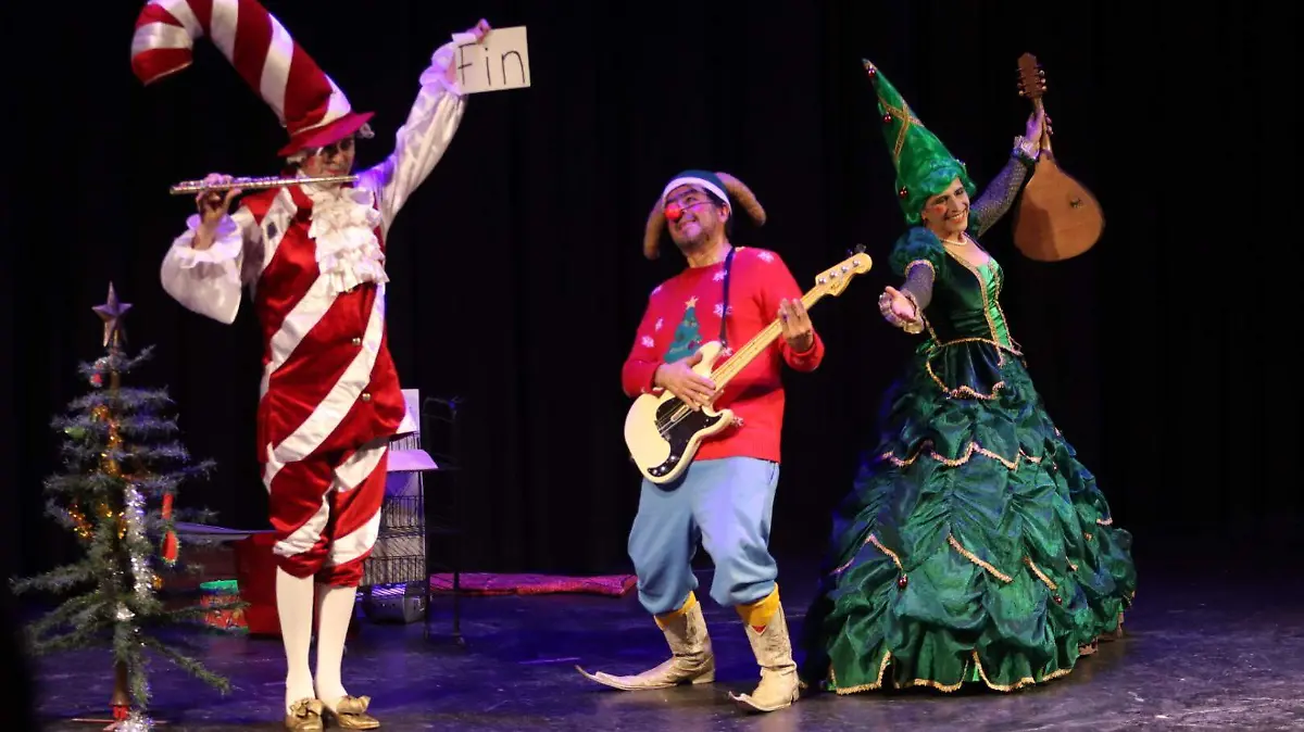 El elenco cerró la función entre aplausos y ovaciones de pie por parte de los asistentes.