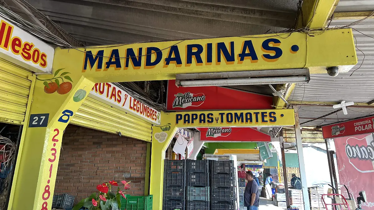 Distintos puestos en la central de abastos ofrecen de los tres tipos de mandarías que hay en el mercado.