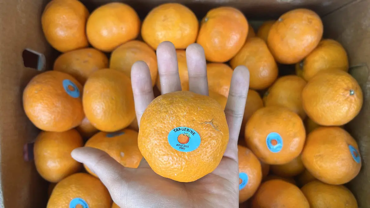 Mandarina Peruana con su distintiva etiqueta