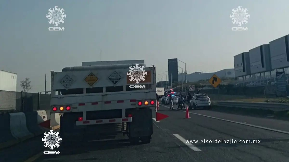 Se recomienda tomar vías alternas en la carretera Celaya-Querétaro debido al tráfico provocado por el accidente 