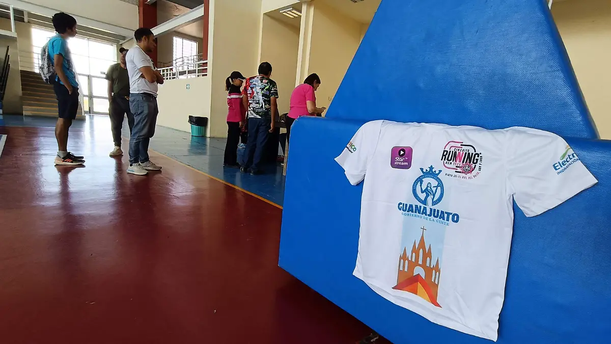 Corredores acuden este viernes por sus kits de playera