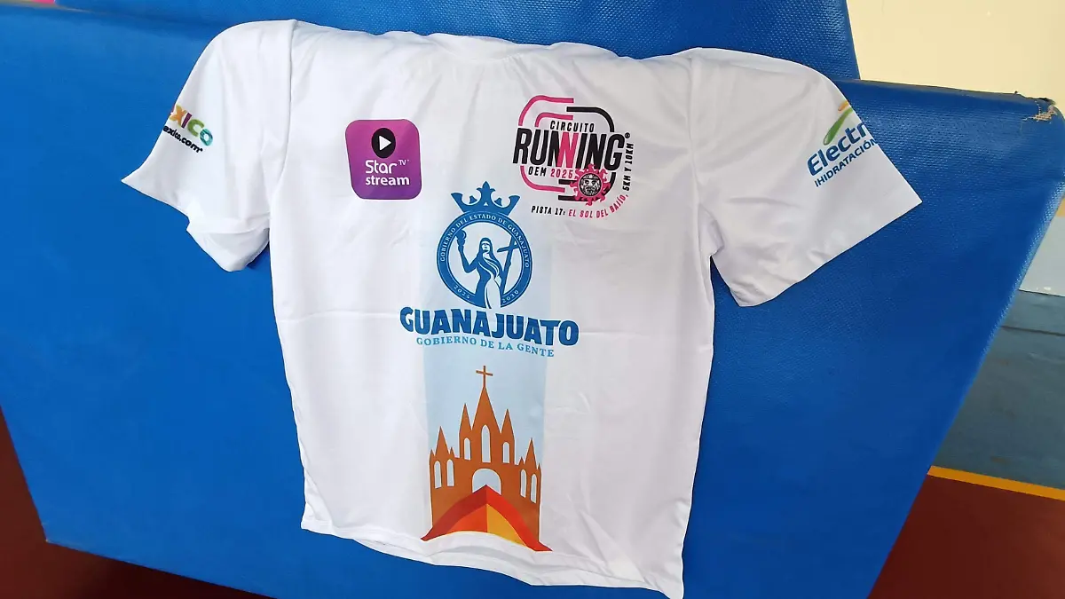 Los corredores reciben playera del Circuito Running OEM en San Miguel de Allende.