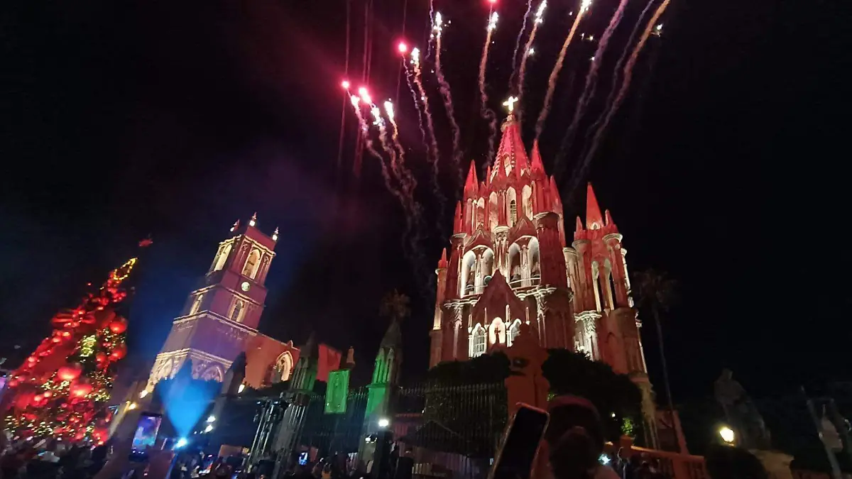 Familias y turistas llenaron el corazón de San Miguel de Allende para dar la bienvenida a la temporada decembrina. 