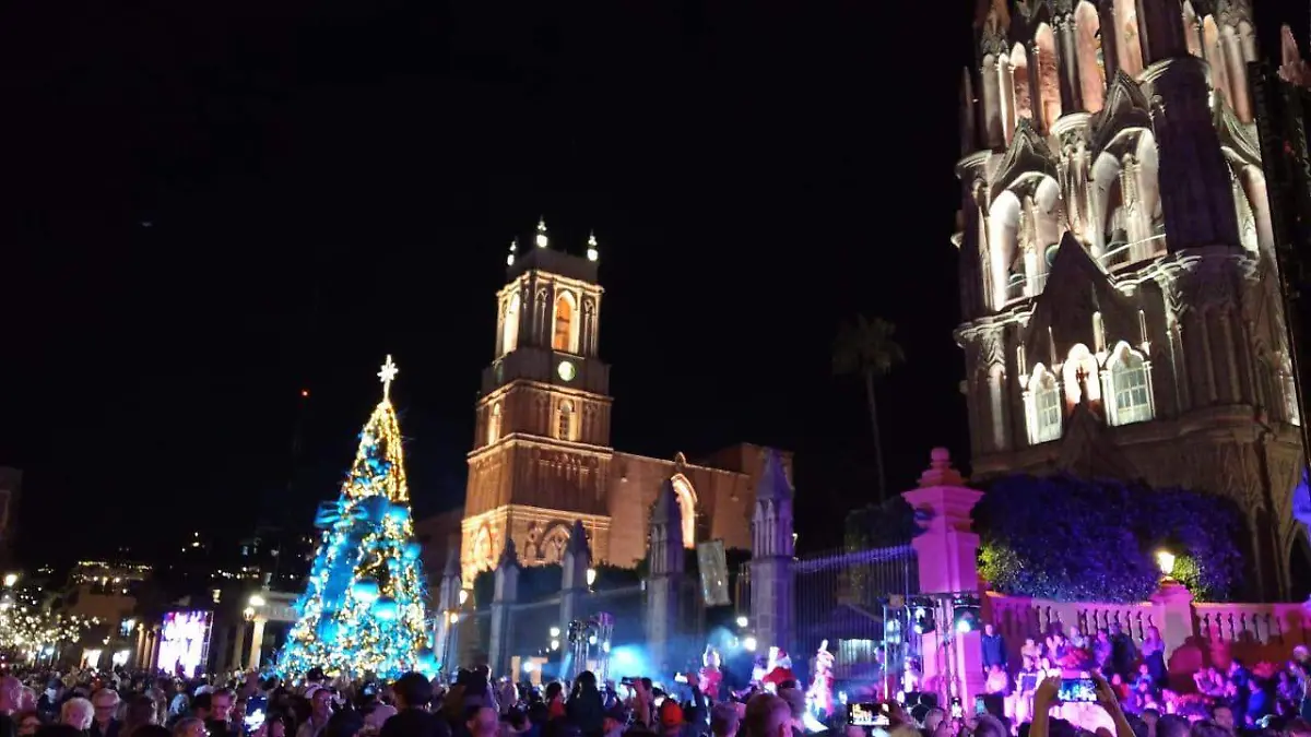 Cientos de personas recibieron atole y tamales frente al antiguo Palacio Municipal como parte de la celebración. 