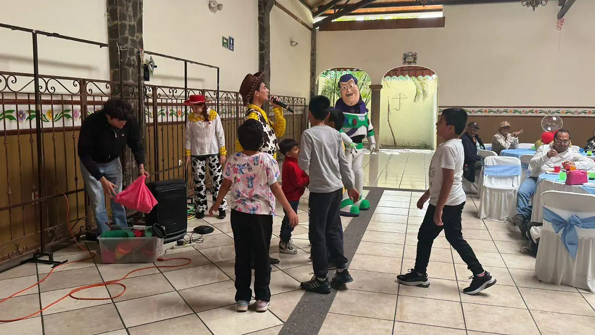  Los niños pasaron divertidos momentos con el show de Toy Story