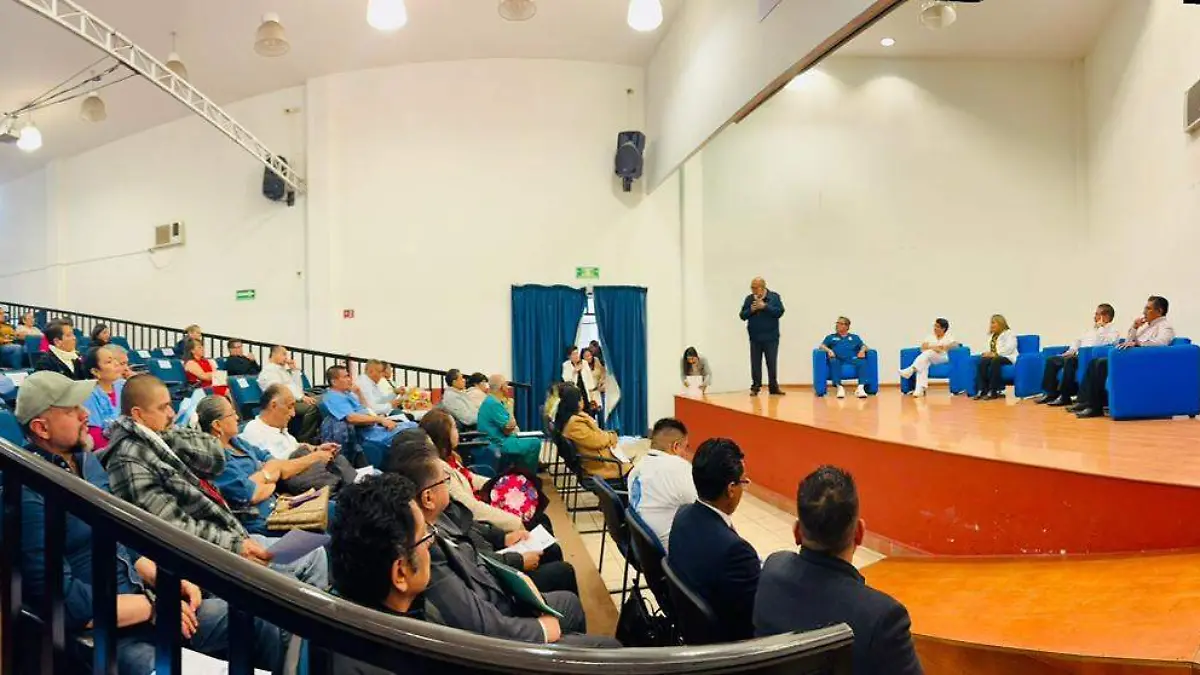 Trabajadores de la salud homenajeados por su trayectoria en unidades médicas de seis municipios.