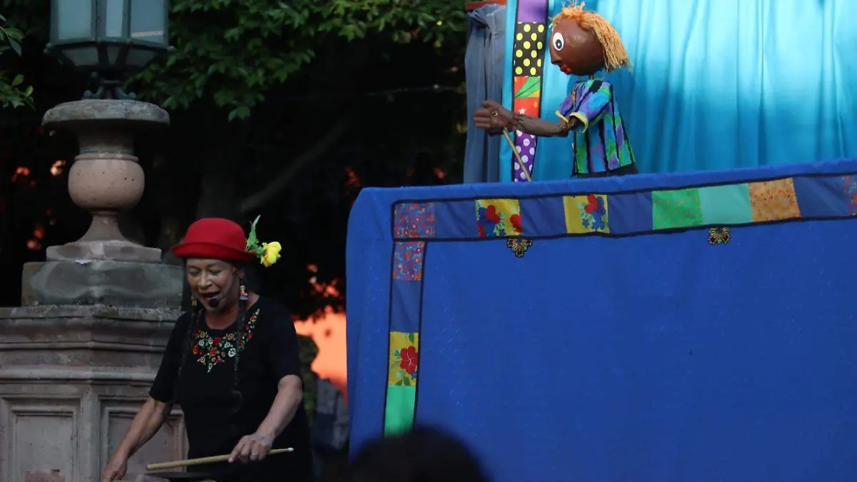 “Chirinventos, cantos y cuentos”: Música, títeres y relatos llevan al público en un viaje colorido por distintas regiones de Colombia.