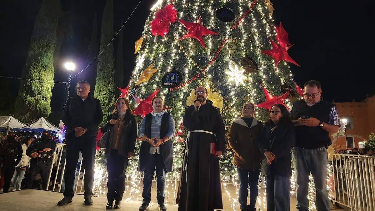 Encienden Árbol navideño en Acámbaro