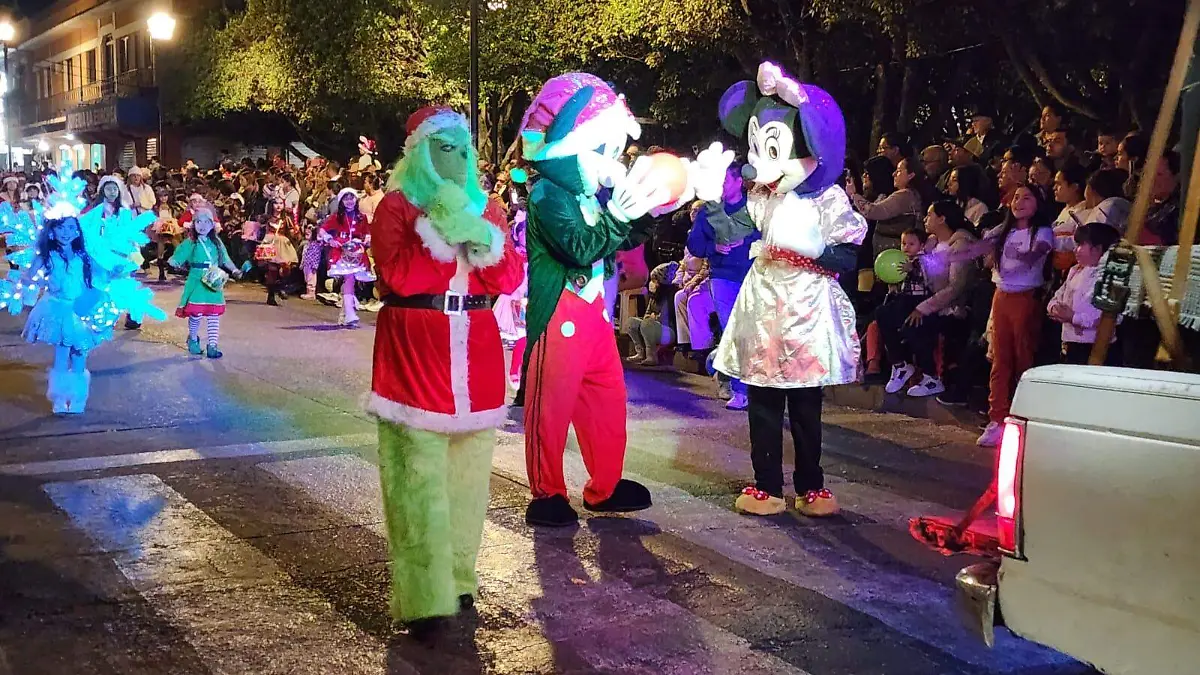 Encendido de árbol y desfile navideño en Acámbaro